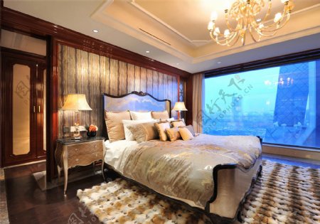 时尚卧室大床蓝色落地窗设计图