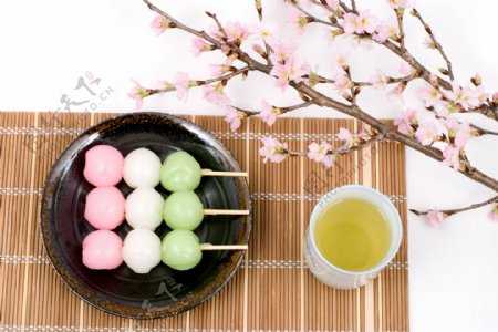 鲜花与日本三色丸子美食图片