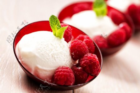 树莓冰淇淋美食图片