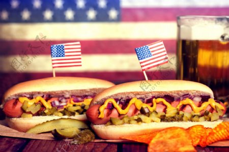 插着美国国旗的汉堡图片