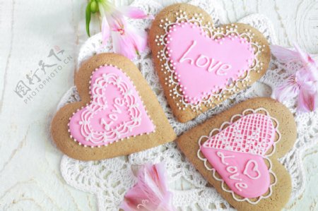 粉色心形花纹饼干图片