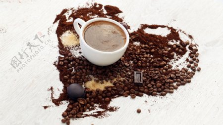 心形咖啡豆和咖啡杯图片