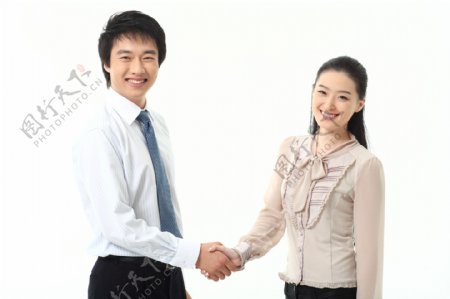 握手微笑的商务男女图片