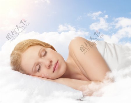 正在天空睡觉的美女图片