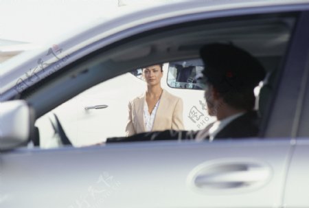 坐车的商务女性图片