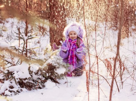 跪在雪地里的小女孩
