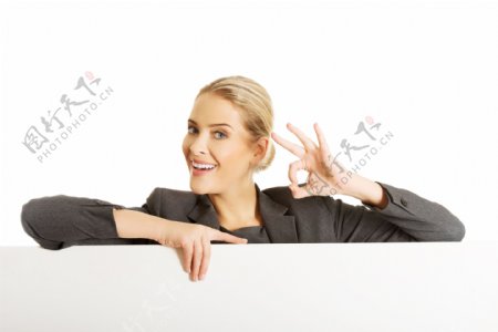 白板与做手势的女人图片