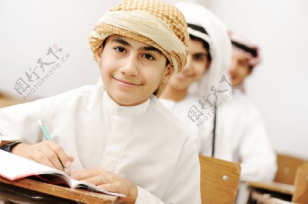 正在写字的阿拉伯孩子图片