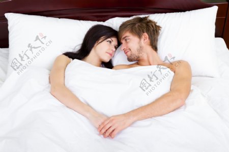 一起躺在床上的夫妻图片
