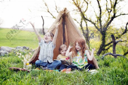 草地帐篷上的孩子图片