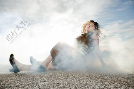 烟雾中躺在地上的时尚女孩图片