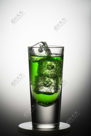 冰镇绿色饮料