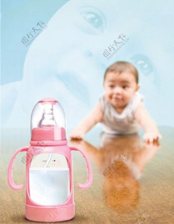 爬行的婴儿奶瓶广告