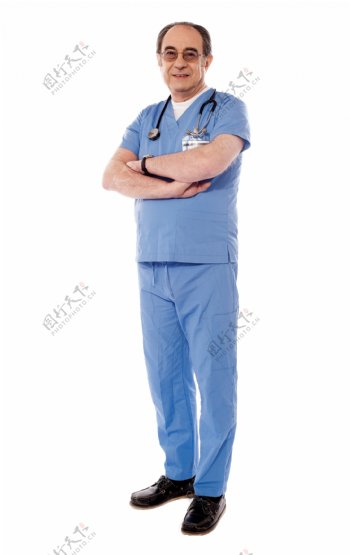 双臂交叉的外国医生图片