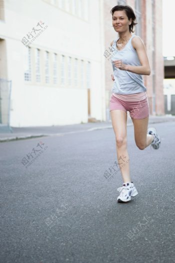 正在慢跑的女人图片