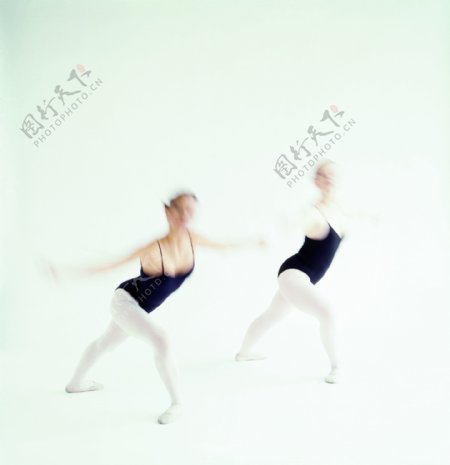 两人合作表演舞蹈的女性演员图片