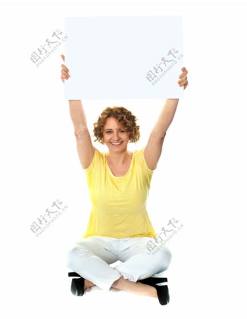 坐在地上举白画板的女人图片