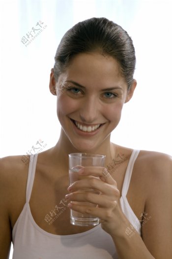 喝开水的性感美女图片
