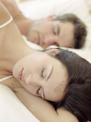 睡觉的夫妻图片