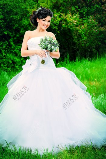 草地上微笑的新娘图片