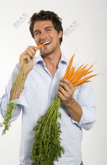 吃胡萝卜的魅力男士图片