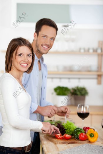 厨房里的外国情侣图片