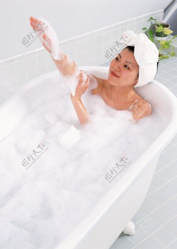 浴缸洗澡的女人图片