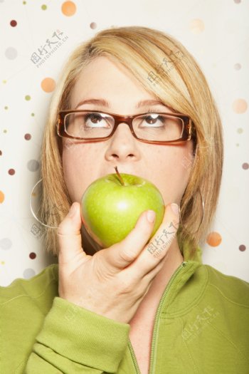 吃青苹果的外国女人图片
