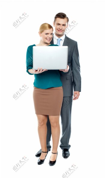 手捧笔记本电脑的女人和身后的男人图片