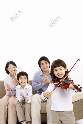 拉小提琴可爱女孩图片