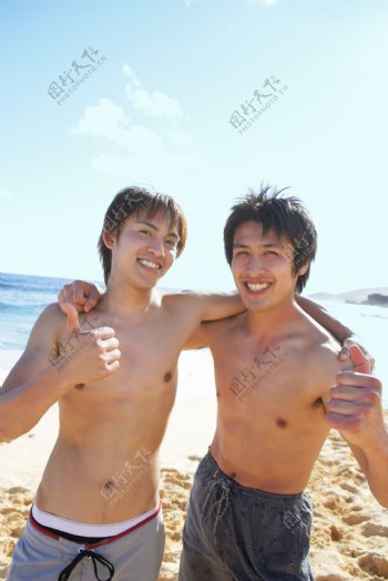 沙滩玩耍的男人图片