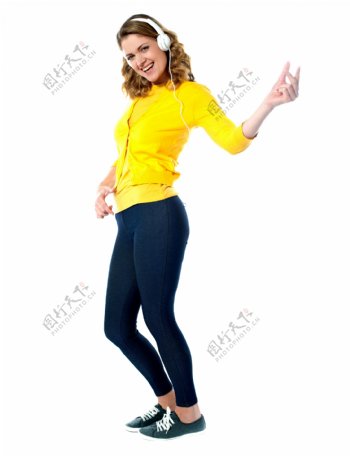 听音乐手舞足蹈的快乐女性图片
