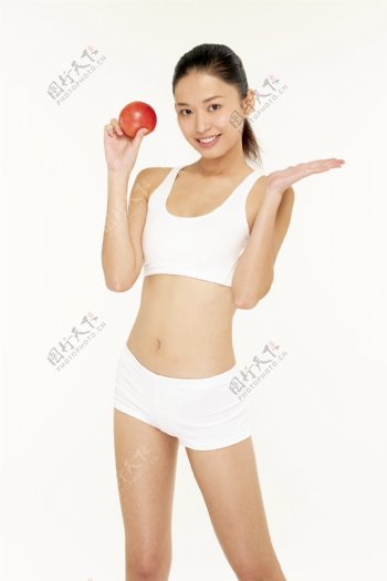 手拿苹果的性感美女图片