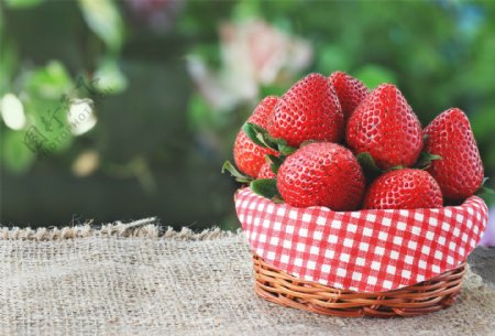 竹编上的草莓图片