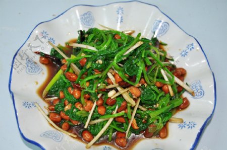 花生米拌菠菜图片