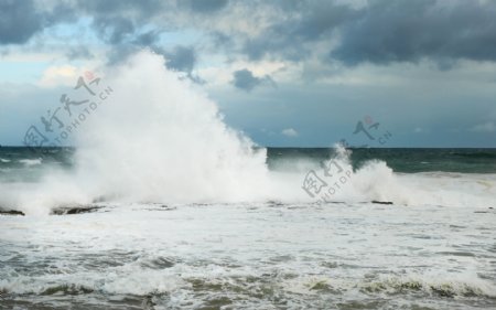 咆哮海浪图片