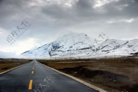 美丽的西藏雪山公路图片