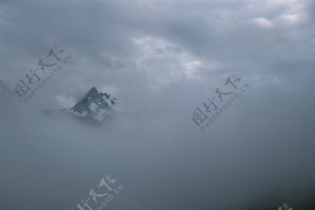 雾中的山图片