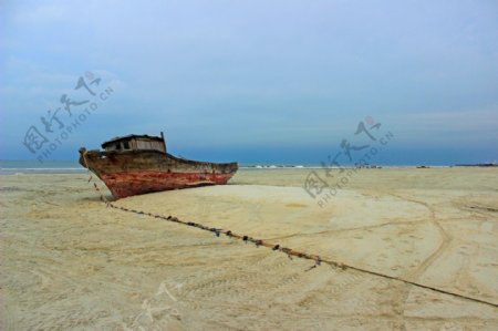 北海银滩上的渔船图片