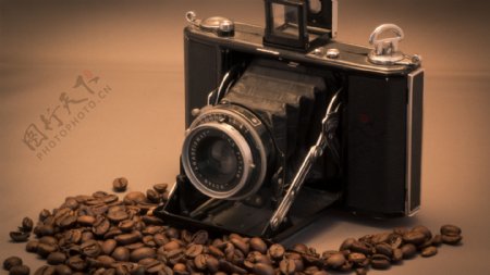 咖啡豆与老式照相机