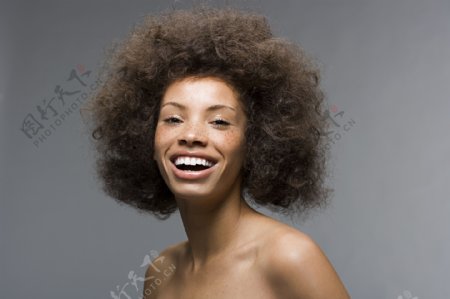 大笑的爆炸式发型黑人女性图片