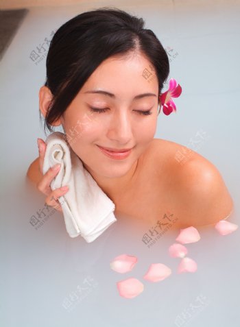 洗花瓣水澡美女图片