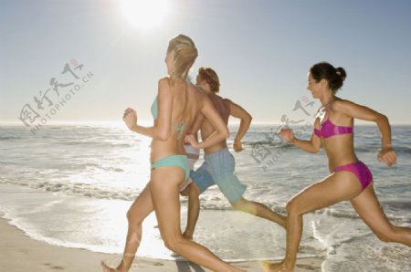 沙滩上跑着的外国人物图片