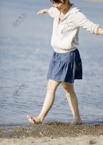 沙滩上行走的美女图片