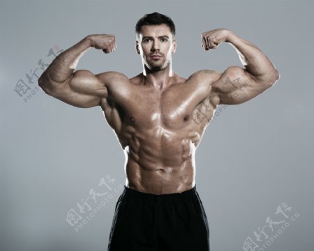 展示肌肉的男人图片