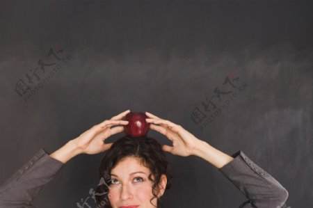 头顶苹果的职业女性图片