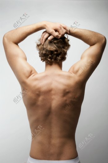 展示强壮背肌的外国男性图片