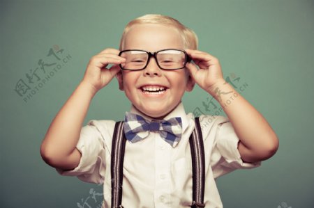 戴眼镜的小男孩图片