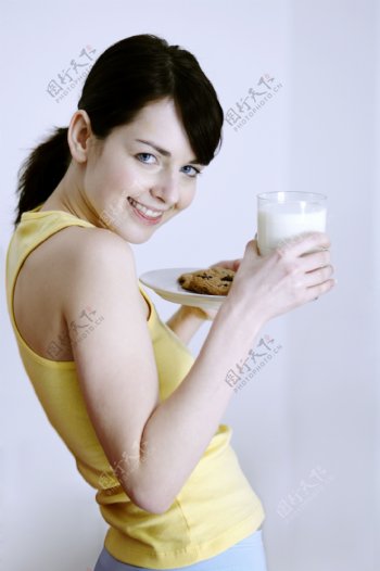 吃饼干牛奶的美女图片