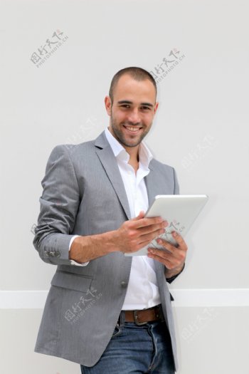 拿着笔记本电脑微笑的商务男士图片